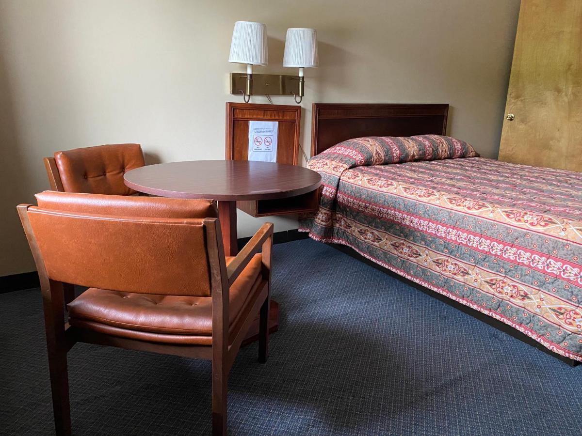 The Hemlock Inn Loudonville エクステリア 写真