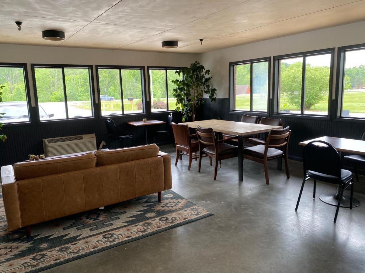 The Hemlock Inn Loudonville エクステリア 写真