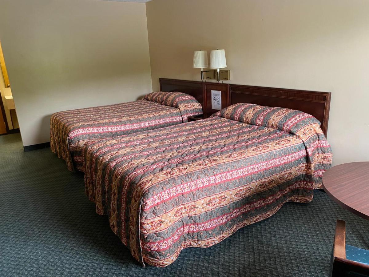 The Hemlock Inn Loudonville エクステリア 写真