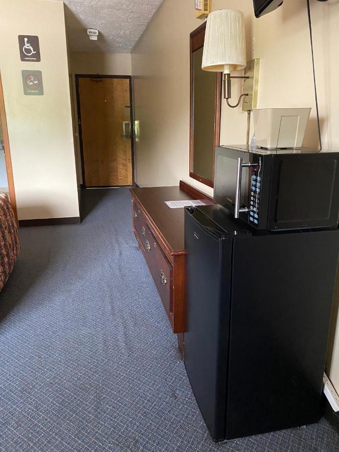 The Hemlock Inn Loudonville エクステリア 写真
