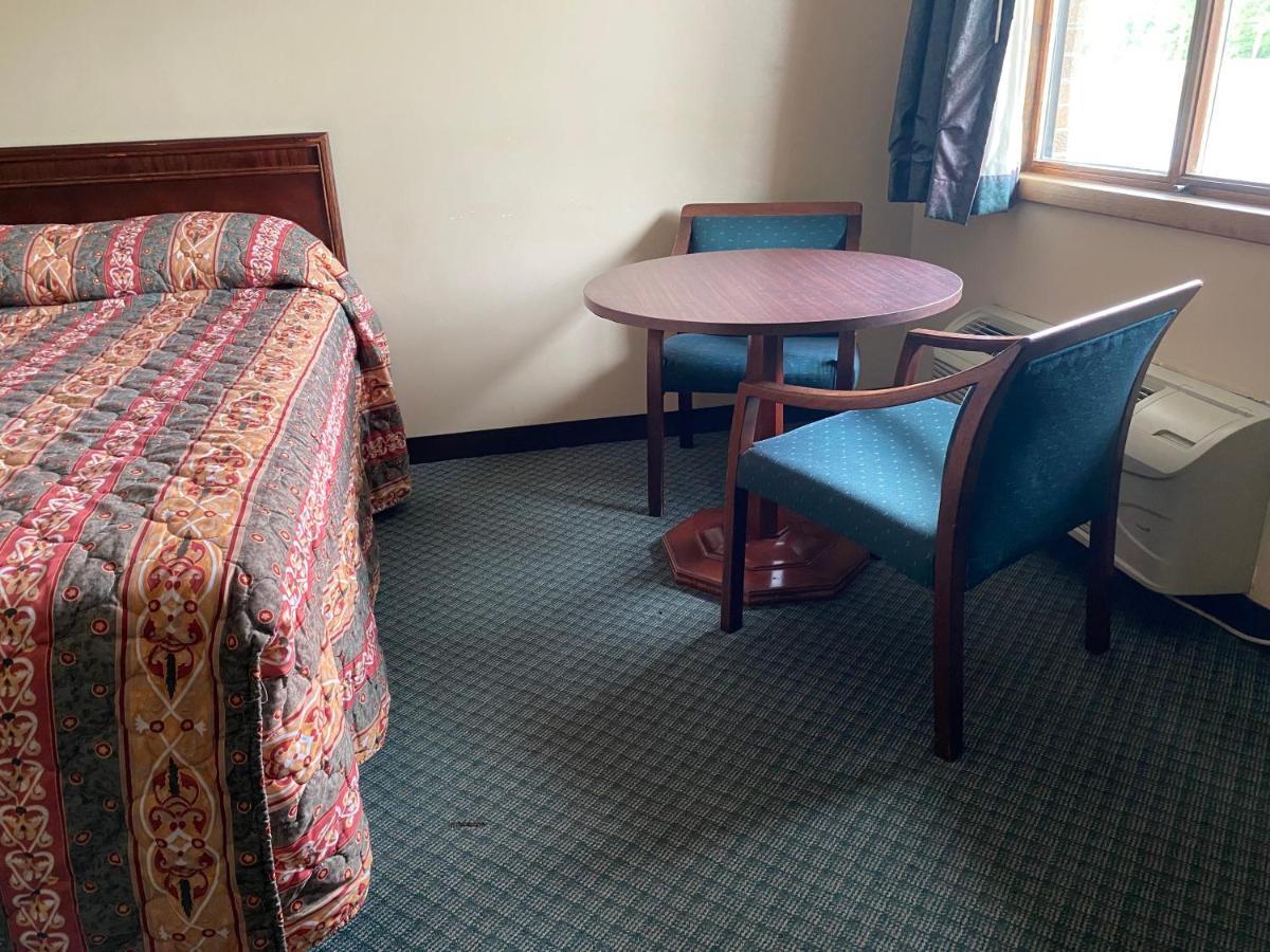 The Hemlock Inn Loudonville エクステリア 写真